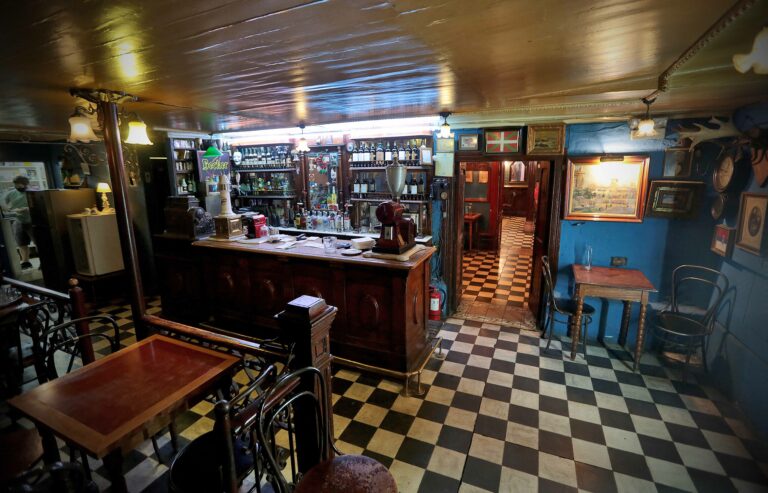 Cierra el famoso Bar Berri, uno de los primeros de Barrio Lastarria