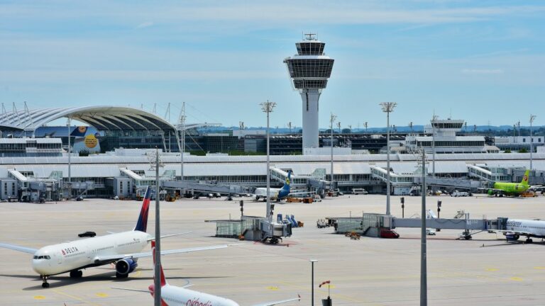 Radio Controladores aéreos finalizan paro y anuncian movilizaciones para el 27 de octubre