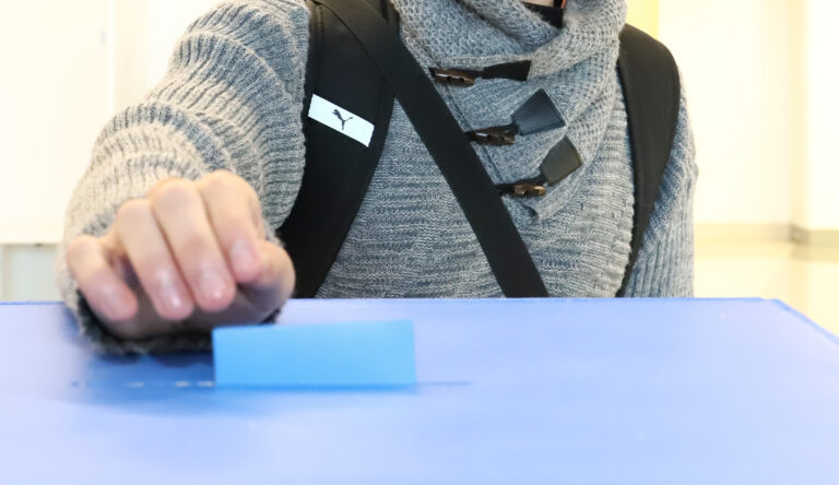 Manuel Canales, sociólogo: “Una sociedad despolitizada votará la propuesta de Constitución”