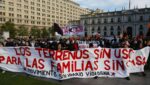 Pobladores marchan en la Moneda y se toman Serviu por demoras en soluciones habitacionales Pobladores marchan en la Moneda y se toman Serviu por demoras en soluciones habitacionales