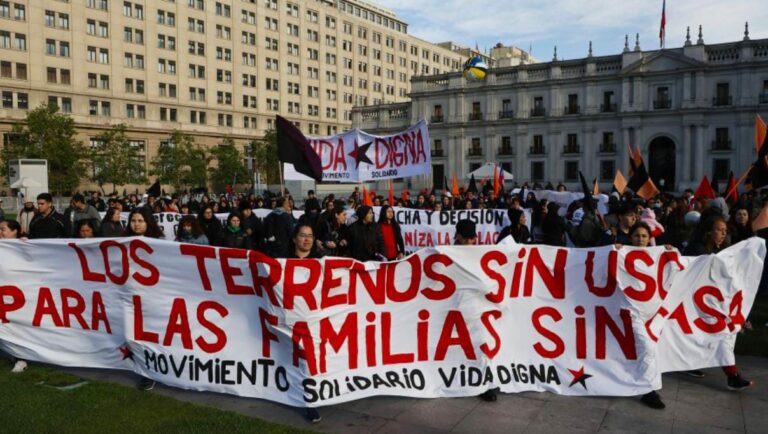 Pobladores marchan en la Moneda y se toman Serviu por demoras en soluciones habitacionales