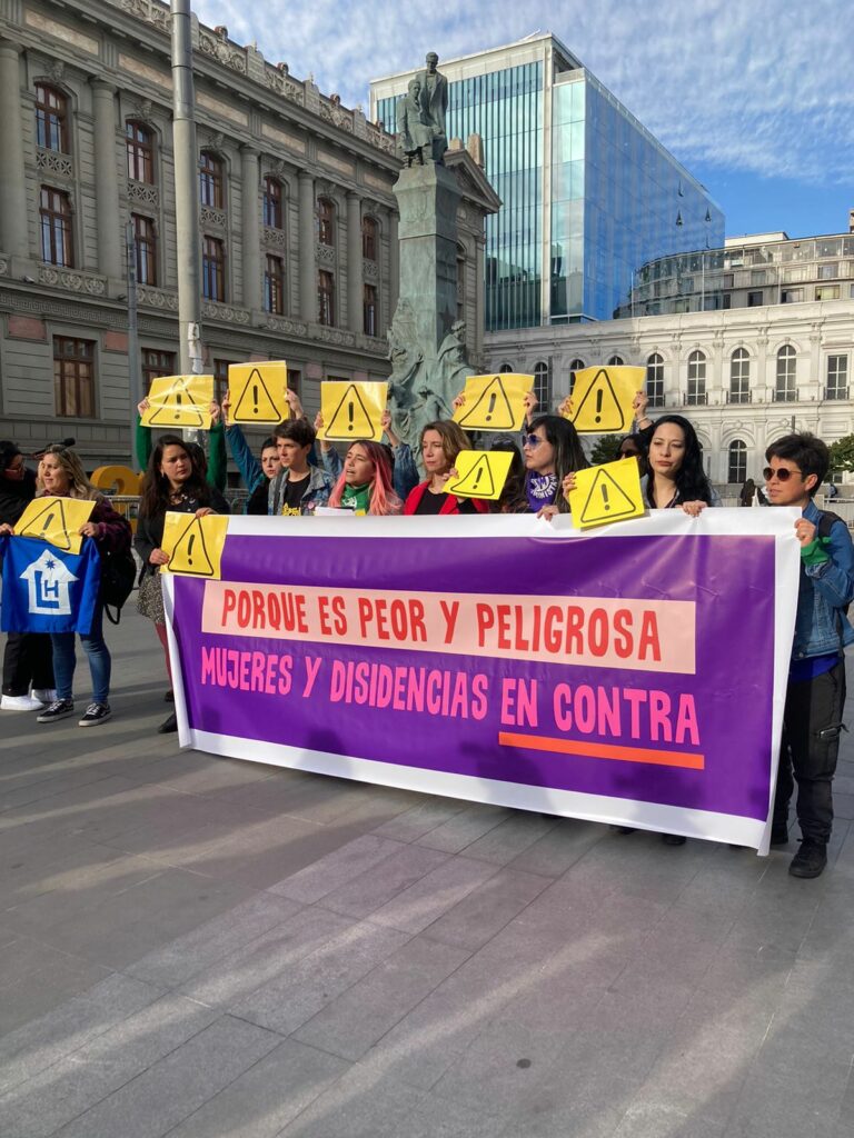 Organizaciones de mujeres y disidencias se posicionan ante el plebiscito: “Porque es peor y peligrosa, mujeres y disidencias En Contra”