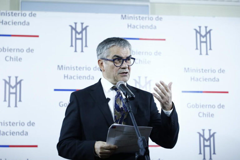 Gobierno presenta paquete de medidas para prevenir el sobreendeudamiento de las personas
