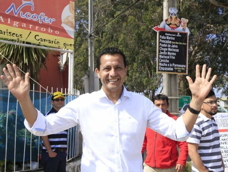 Alcalde de Algarrobo (UDI) en la mira: Su pareja está en prisión preventiva acusada de desviar 1060 millones de pesos y él con orden detención