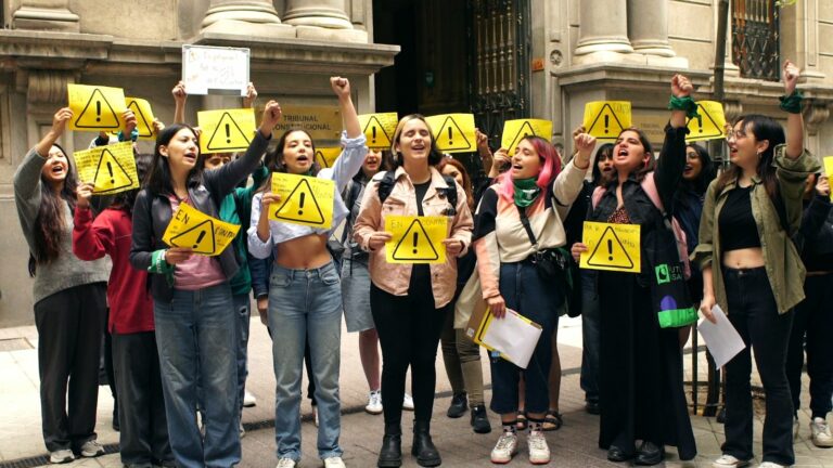 Estudiantes advierten sobre riesgo de perder la gratuidad con propuesta constitucional y llaman a votar En Contra