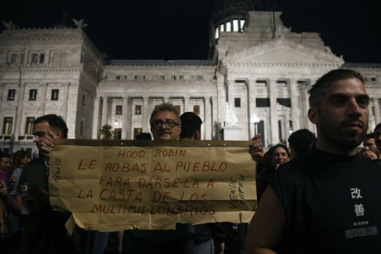 Andrés Solimano advierte que política económica de Milei busca crear una nueva “casta” de privados que comprarán las empresas estatales
