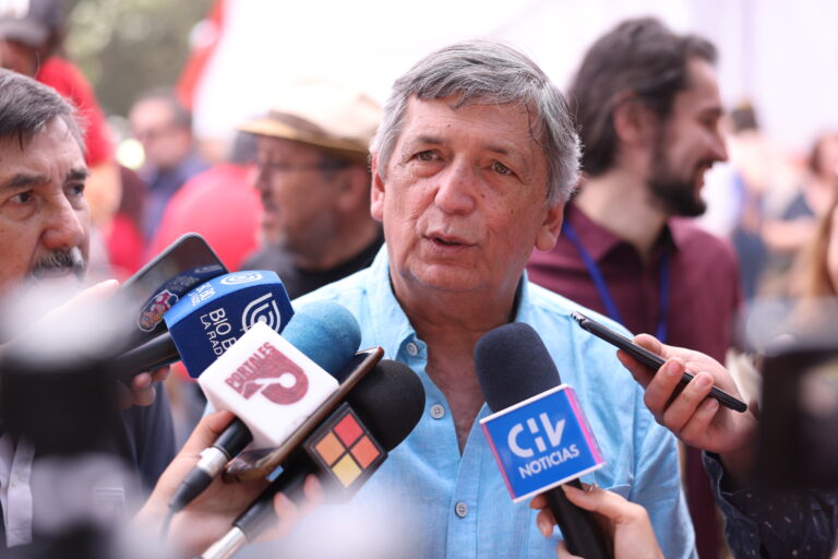 Presidente del PC critica reactivación laboral de Kast con recarga a los trabajadores