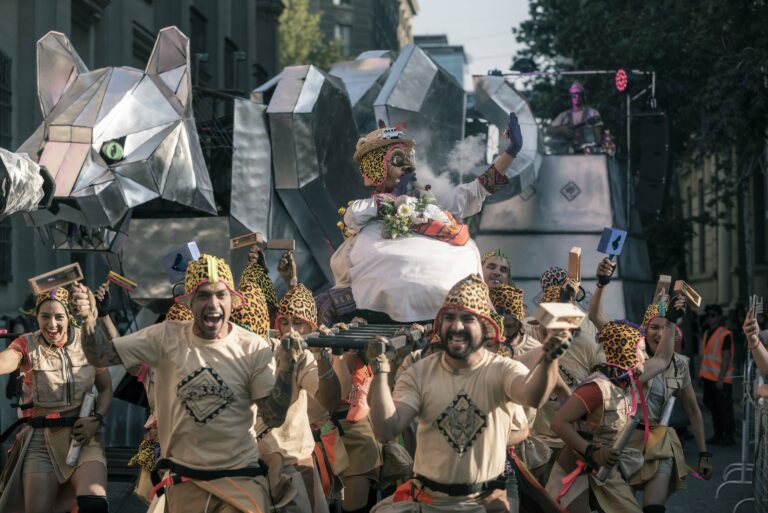 Con la fuerza del río: teatro, danza y música inundan Independencia en la 8º edición del festival «Al otro lado»
