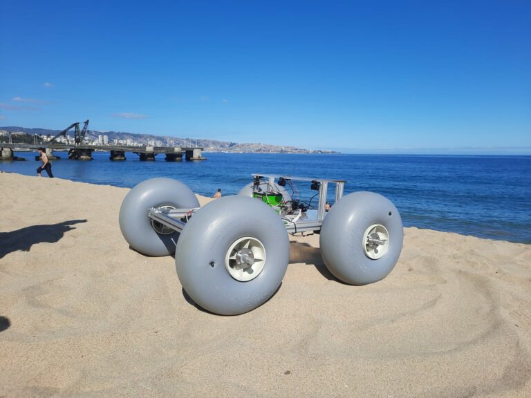 En la PUCV fabrican revolucionario vehículo para limpiar playas