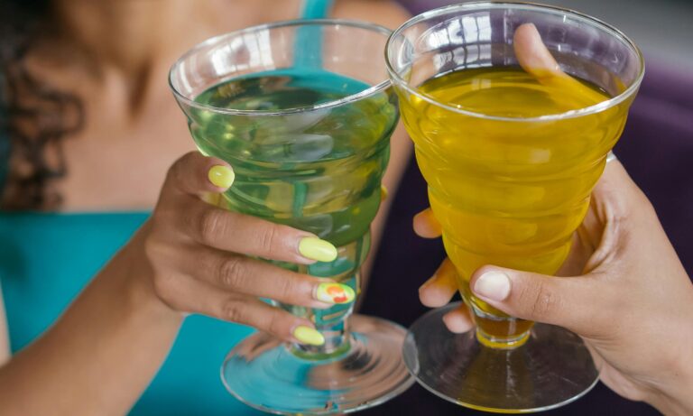 Entre mitos y realidades: los beneficios y riesgos de las bebidas isotónicas