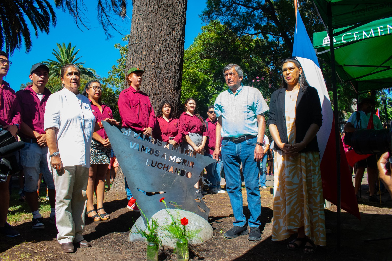 En Cementerio General, PC inaugura memorial a Guillermo Teillier: “Si vamos a morir, vamos a morir luchando”