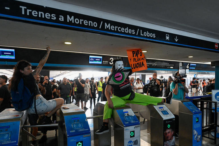 90 días con Milei gobernando Argentina: Aumento de pobreza, crisis social, movilizaciones masivas y represión