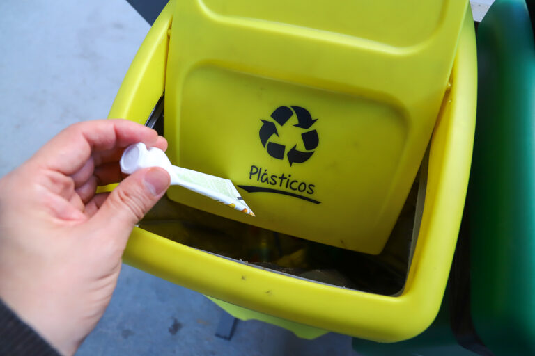 Abordando el problema global de los desechos: Estrategias para promover comportamientos sustentables