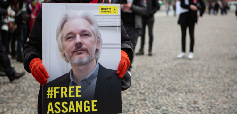 Reino Unido: El aplazamiento del Tribunal Superior en relación con el recurso deja a Julian Assange y a todo el personal de medios de comunicación en el limbo