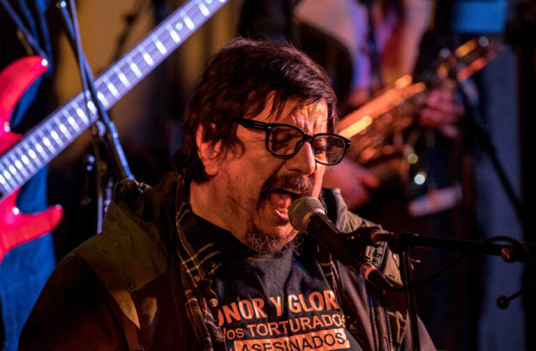 Mauricio Redolés lanza vinilo del “Bello Barrio” con gran concierto junto a Alejandra Matus