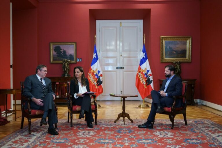 Ministra (S) de la Fuente sobre reunión con Presidente Boric y embajador Gazmuri: “Recibió las instrucciones orientadas a agotar todas las instancias de diálogo”