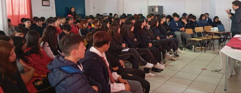 Crean en Chile el primer club escolar interregional de lectores y escritores