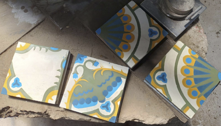 Estudiante crea baldosas con diseños inspirados en la flora y fauna del Maule