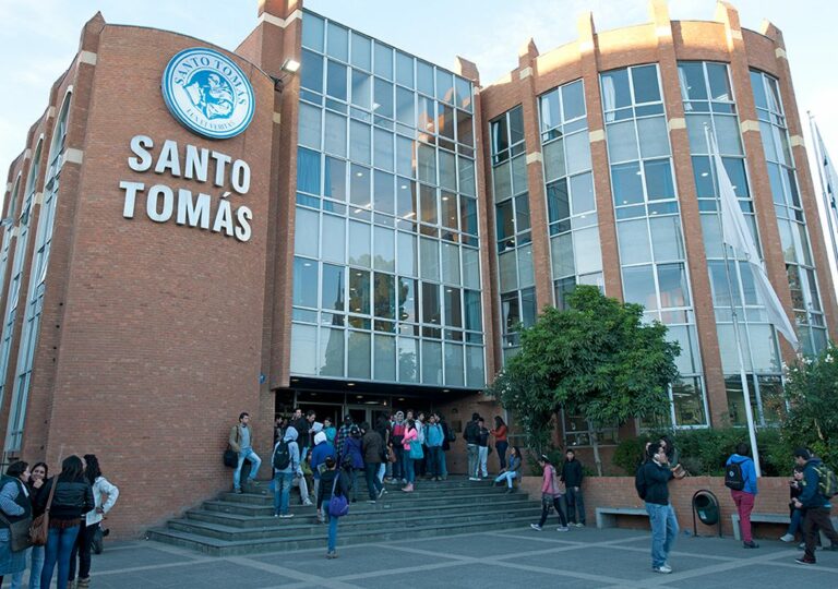 Sindicato Santo Tomás llama a huelga tras sostenido rechazo de la institución a su petitorio