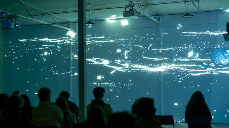 Proponen inédita experiencia sensorial con imágenes  y música en vivo en torno a las ondas sinusoidales