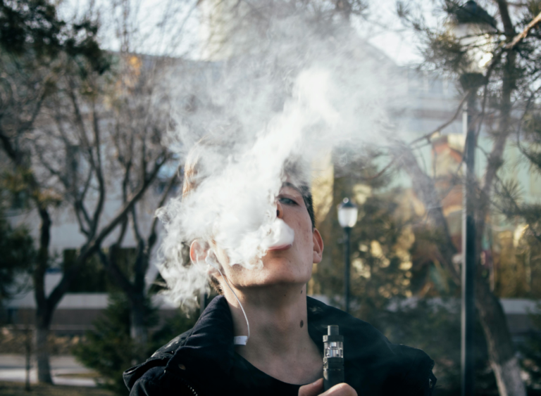 Cigarrillos electrónicos: analizan los riesgos para la salud de los famosos “vapers”
