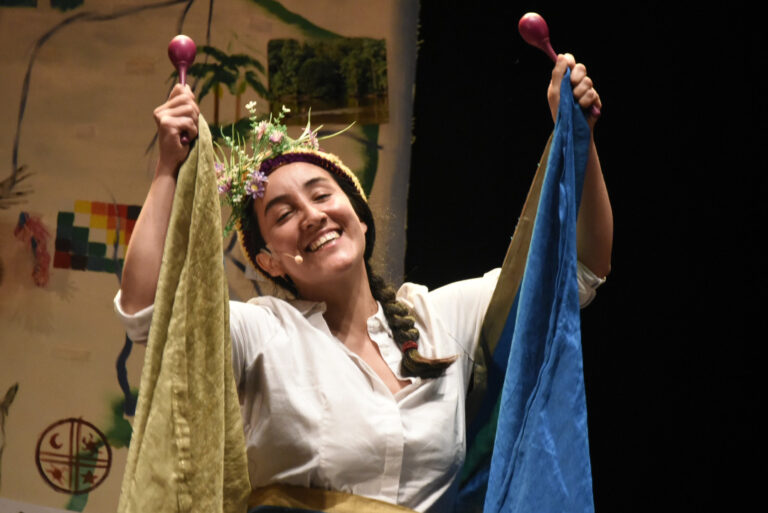 Obra bilingüe y musical “Memorias Latinoamericanas” se presenta en bibliotecas de once comunas de la RM