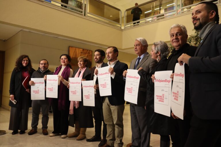 Diputados lanzan campaña de firmas “#YoQuieroElegir el sistema de pensiones de las FF.AA.”