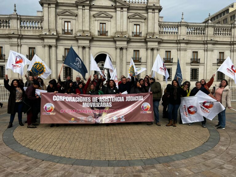 Trabajadores de las Corporaciones de Asistencia Judicial marchan a La Moneda exigiendo al gobierno a cumplir compromiso con el sector