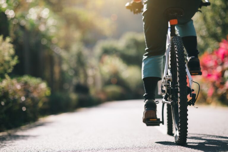 Experto explica que andar en bicicleta reduce el colesterol y azúcar en el cuerpo humano