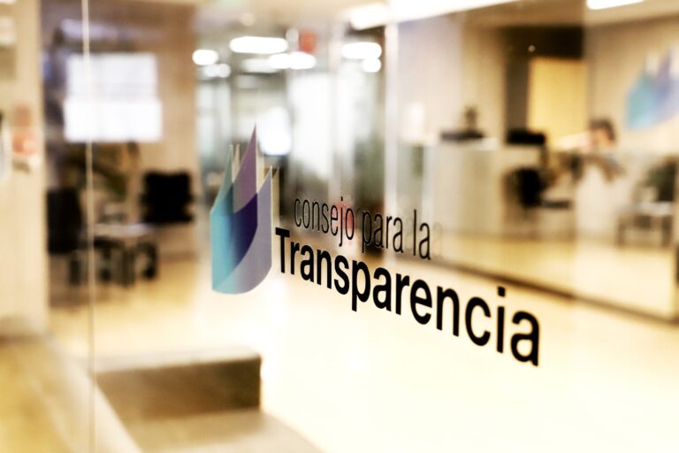 CPLT entrega guía sobre probidad y transparencia a nuevas autoridades en gobernaciones y municipios del país
