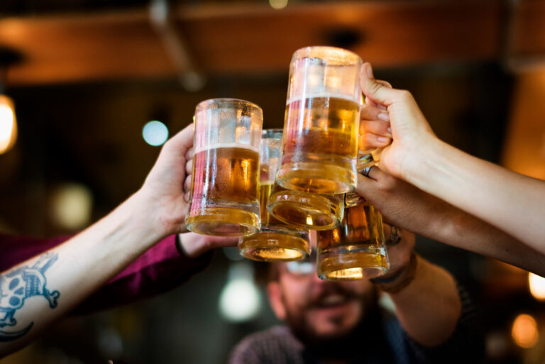 Etiquetas de advertencia llegan a las bebidas alcohólicas en Chile: ¿Un paso hacia un consumo más saludable?
