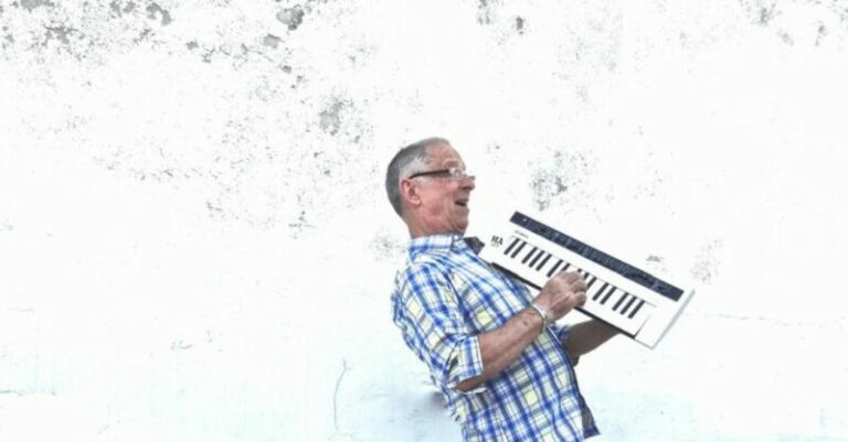El músico uruguayo Hugo Fattoruso se presentará este jueves en Santiago