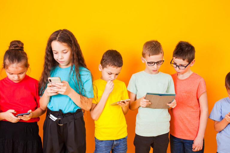 Regulación e impacto de las redes sociales en adolescentes: La discusión que sigue vigente