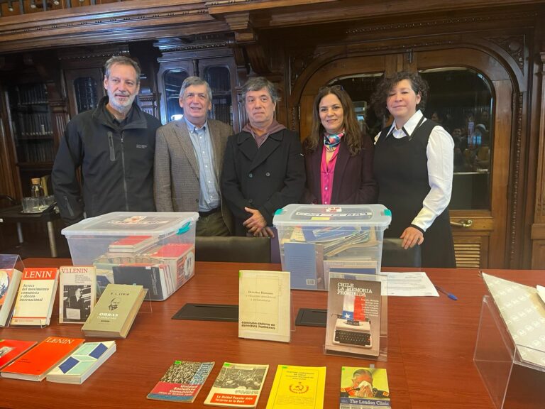 Libros y escritos personales de Gladys Marín son donados a la Biblioteca Nacional