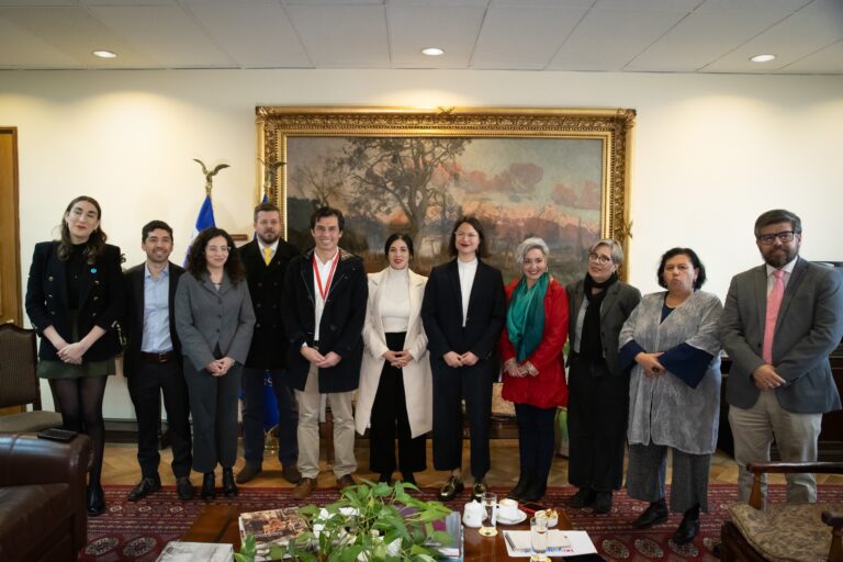Nueva cárcel de alta seguridad: Presidenta de la Cámara recibe a alcaldes de Santiago y PAC junto a grupo transversal de parlamentarios