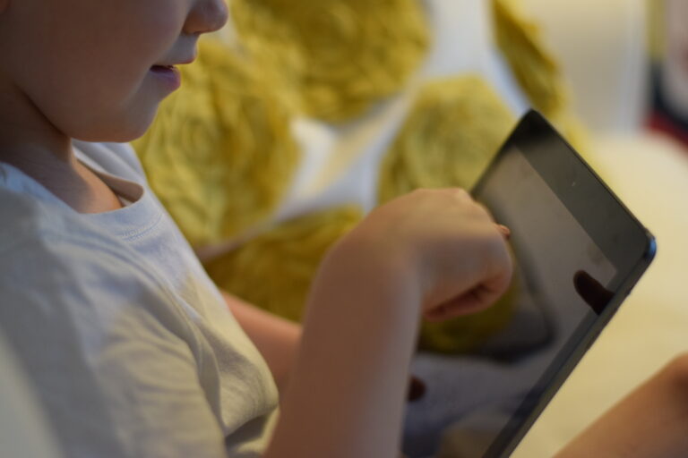 Pantallas y desarrollo infantil: Cómo el uso excesivo afecta el lenguaje, la empatía y las habilidades sociales
