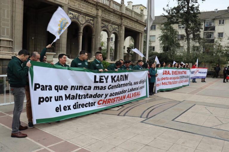 Funcionarias de gendarmería se manifiestan frente a Municipalidad de Providencia: Acusan contratación de condenado por acoso