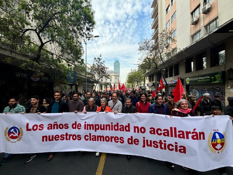Conmemoración de los 51 años del golpe de Estado: Masiva romería pasó por La Moneda y se realizó acto en el memorial del Cementerio General