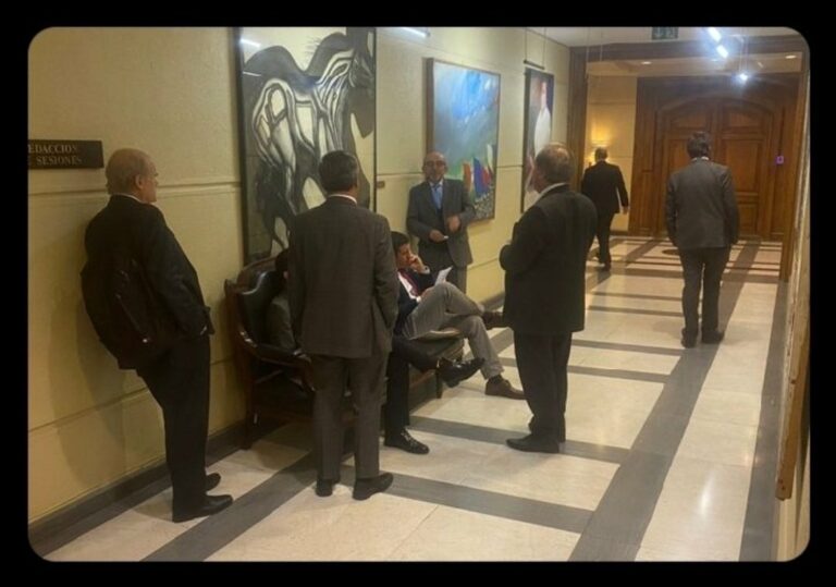 Caso Hermosilla: Derecha se esconde en pasillos de la Cámara y diputada Serrano insta a investigar municipios mencionados