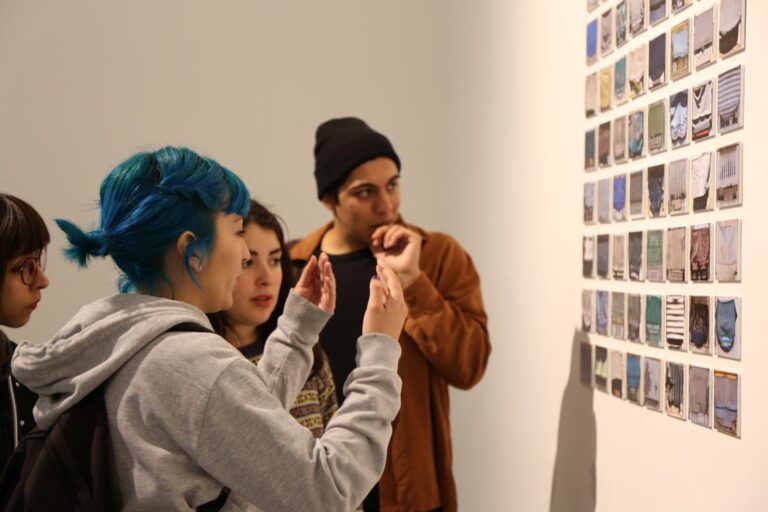 [Podcast] “Bordes Fluidos”: exposición de Balmaceda Arte Joven llega a Santiago y regiones con 60 obras de artistas emergentes