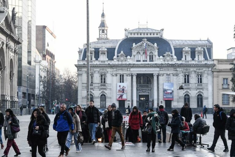 ¿Reducir el gasto público? economista Solimano reseña alternativas frente a la baja en la proyección del crecimiento