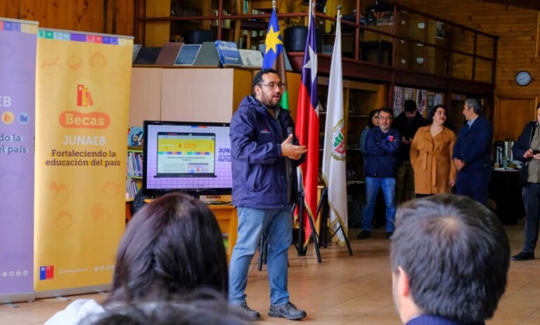 Ministro Cataldo: “Tomamos la decisión de traspasar el SLEP Chiloé  con los parlamentarios, alcaldes, gremios de profesores y asistentes de la educación”