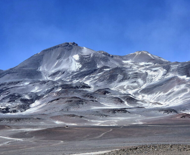 Volcanólogos estudiaron por más de 20 años volcanes activos con fumarolas en el norte de Chile