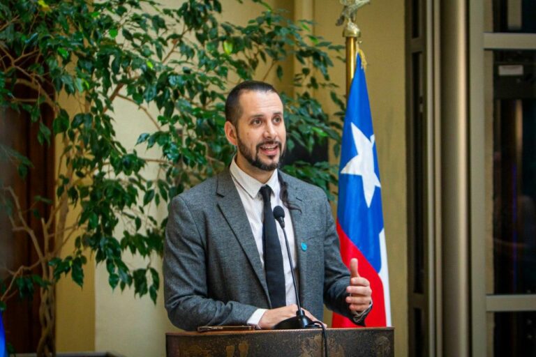 Diputado Andrés Giordano presenta proyecto de reforma constitucional para suspender la dieta parlamentaria en casos de desafuero