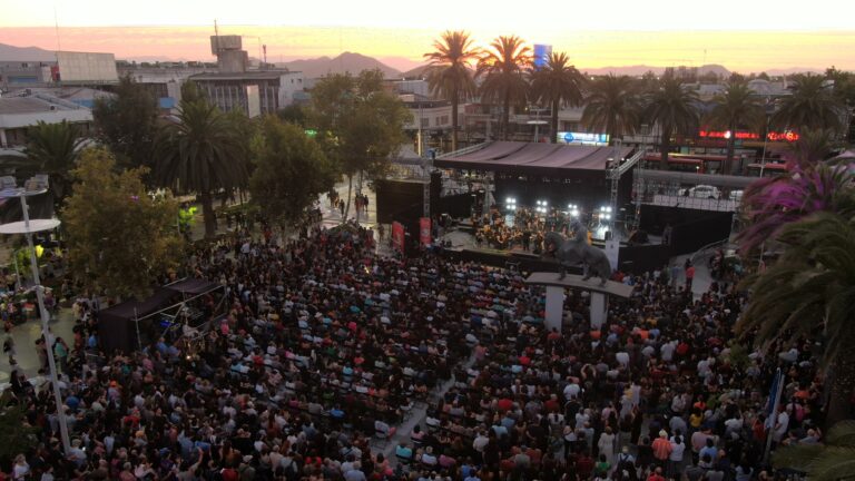Ciudadanía repletó la Plaza de Puente Alto en concierto “Santa María de Iquique. Cantata popular” 