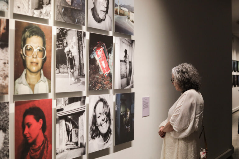 Ganadores del Premio Rodrigo Rojas de Negri son parte de la exposición “Una mirada expandida”  