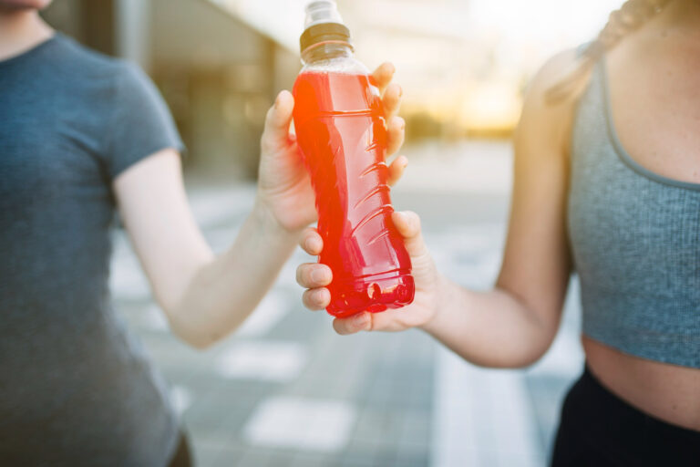 Bebidas isotónicas: Beneficios, riesgos y otros mitos sobre su consumo