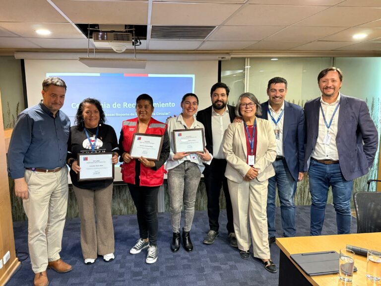 Entregan reconocimiento a 3 destacadas Recicladoras de Base de la RM