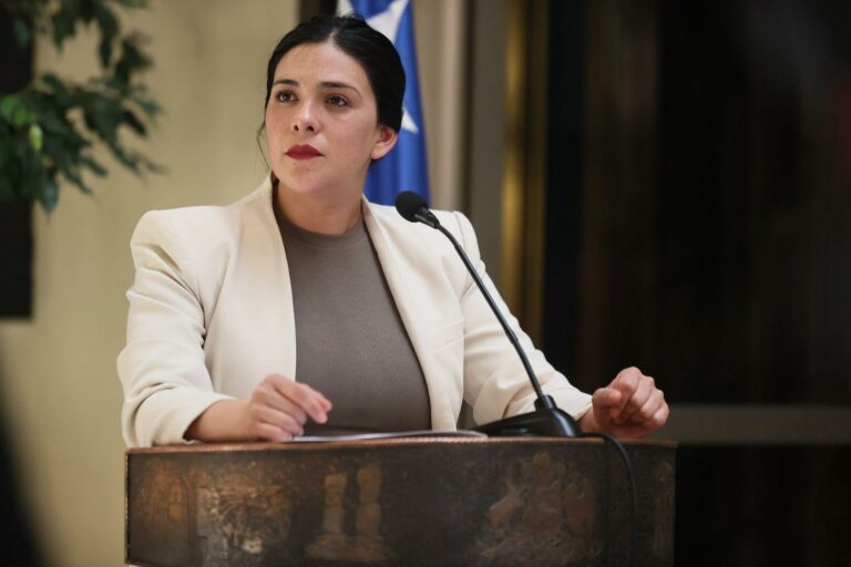 Karol Cariola renuncia a presidencia de la Cámara: “Hoy necesito concentrar mis fuerzas en los cuidados de mi hijo y en mi defensa ante esta injusticia e infamia”