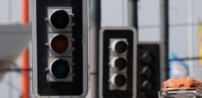 Economista Solimano plantea opacidad en la causa del megacorte y dificultad institucional para el manejo de la crisis